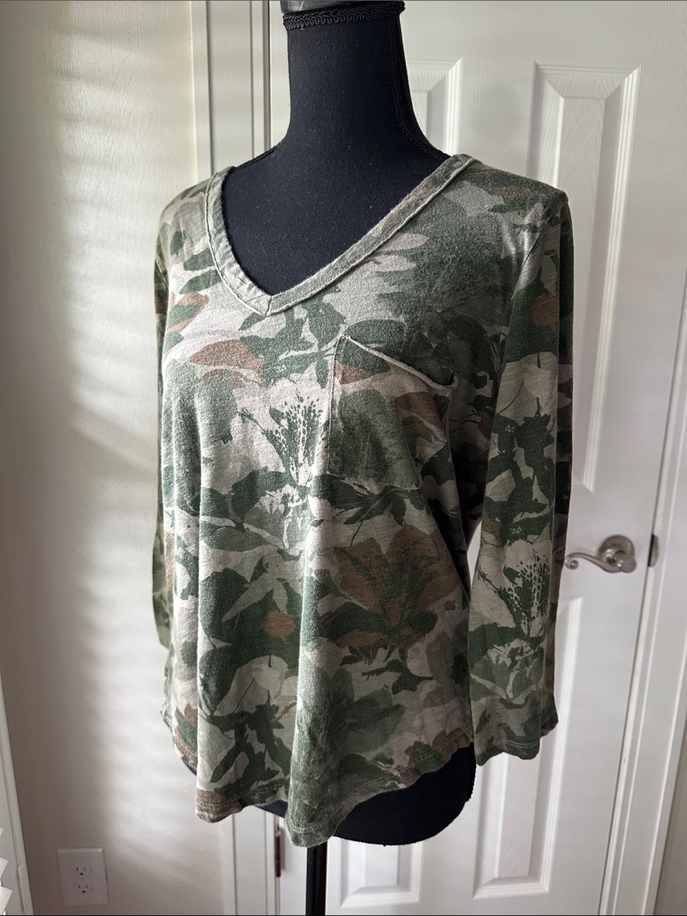 T.la Women's V-Neck Camo Print Long Sleeve Top - Olive Green M